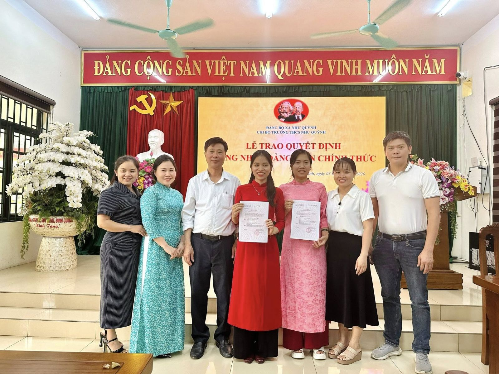 LỄ TRAO QUYẾT ĐỊNH CÔNG NHẬN ĐẢNG VIÊN CHÍNH THỨC